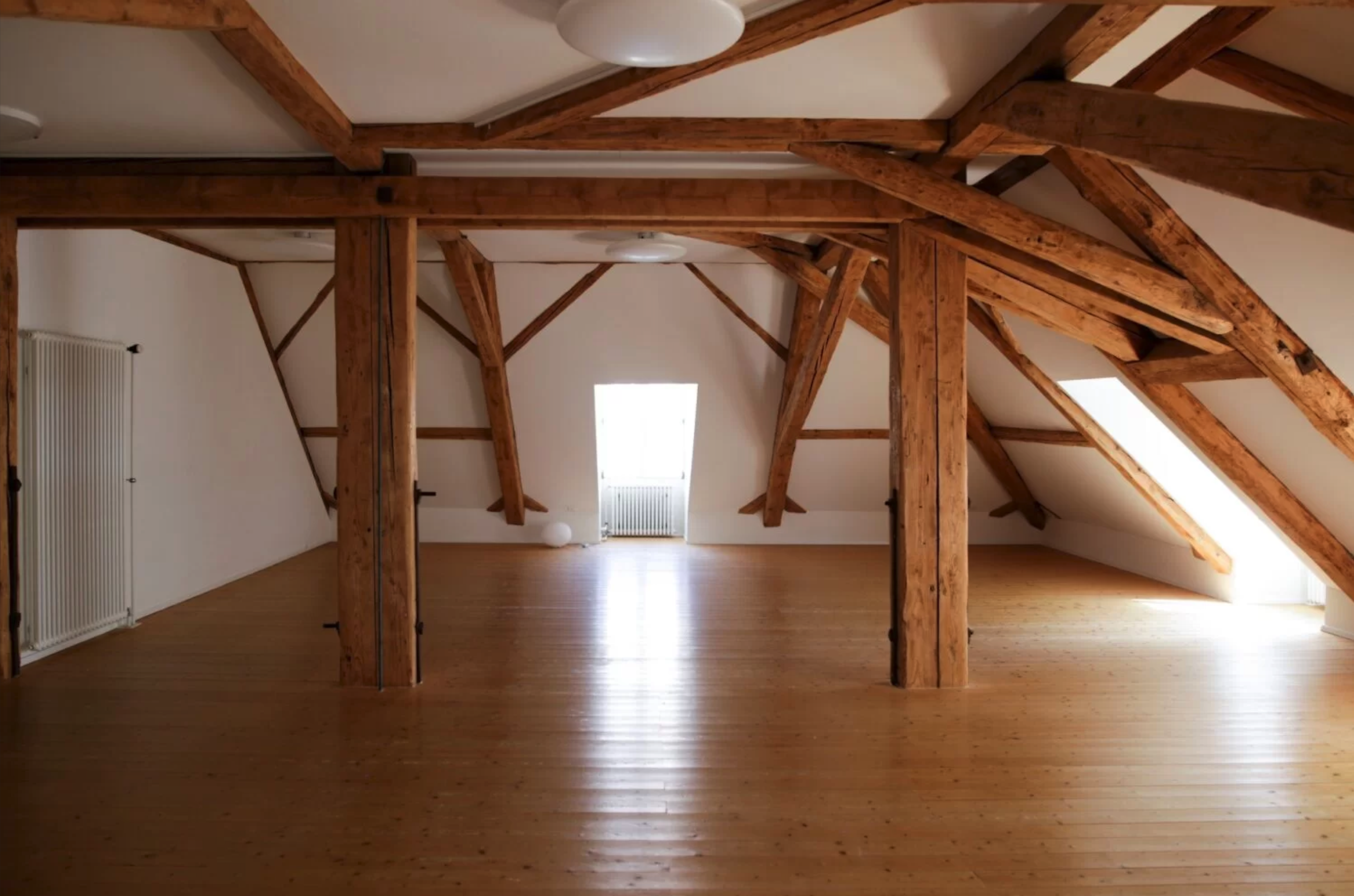 Workshopraum in Zürich mit offenem Holzboden, hellem Licht und freier Fläche für Bewegung und Partnerarbeit.